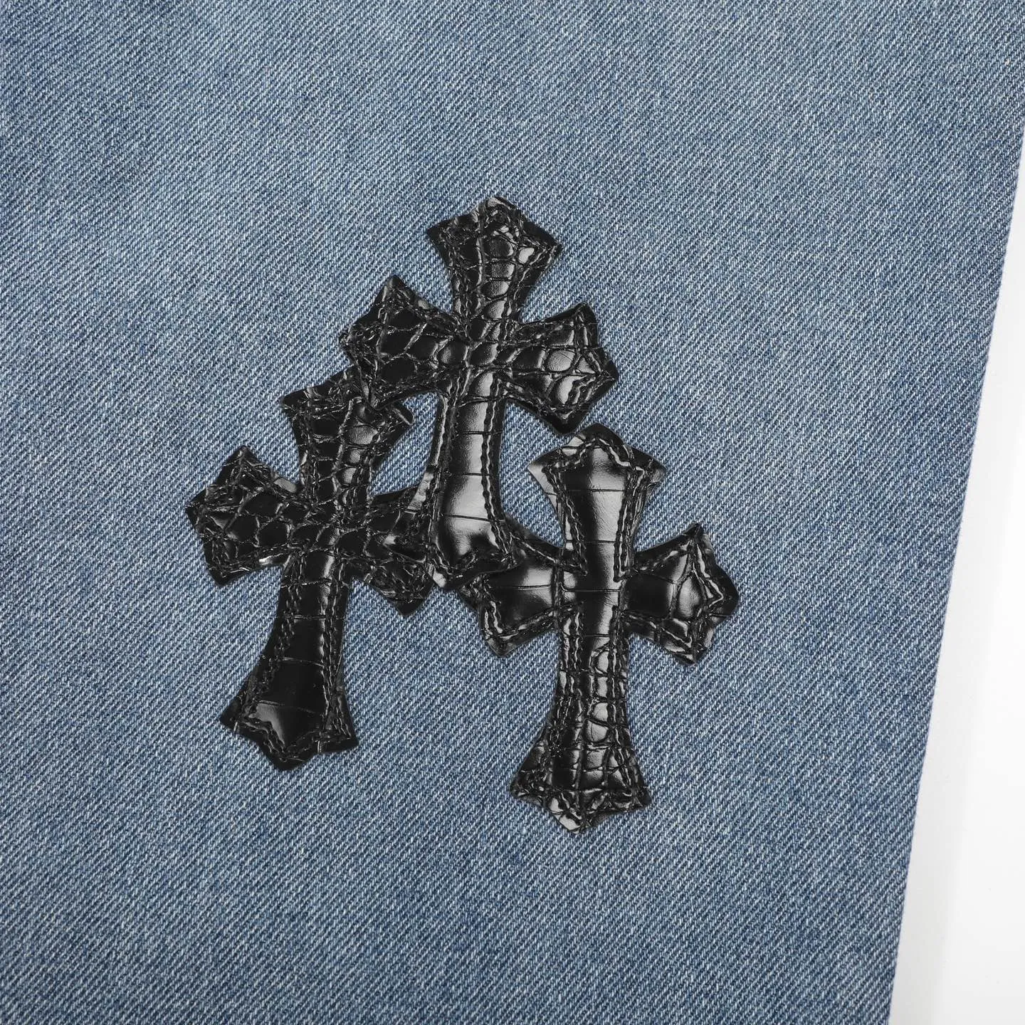 P240 Chrome hearts print stitching black leather classic washed jeans. Really restores the ultimate vintage texture. Three-dimensional version. Loose and comfortable, not picky on the figure. Looks taller and slimmer. Factory precision. Original factory quality control. Same style for men and women. Can be matched with couples. Versatile recommendation. Must-have jeans for all seasons. Fashionistas have been disappointed. From the quality selection of fabrics, the tailoring of details, and the matching of patterns, they are all impeccable! The upper body is so handsome when worn...it can be easily worn by men, women and children! The craftsmanship is made of heavy-duty washed pure cotton denim fabric. After washing, it is soft and thick. It is very stylish when worn on the body. Color: blue Size: 28 30 32 34 36